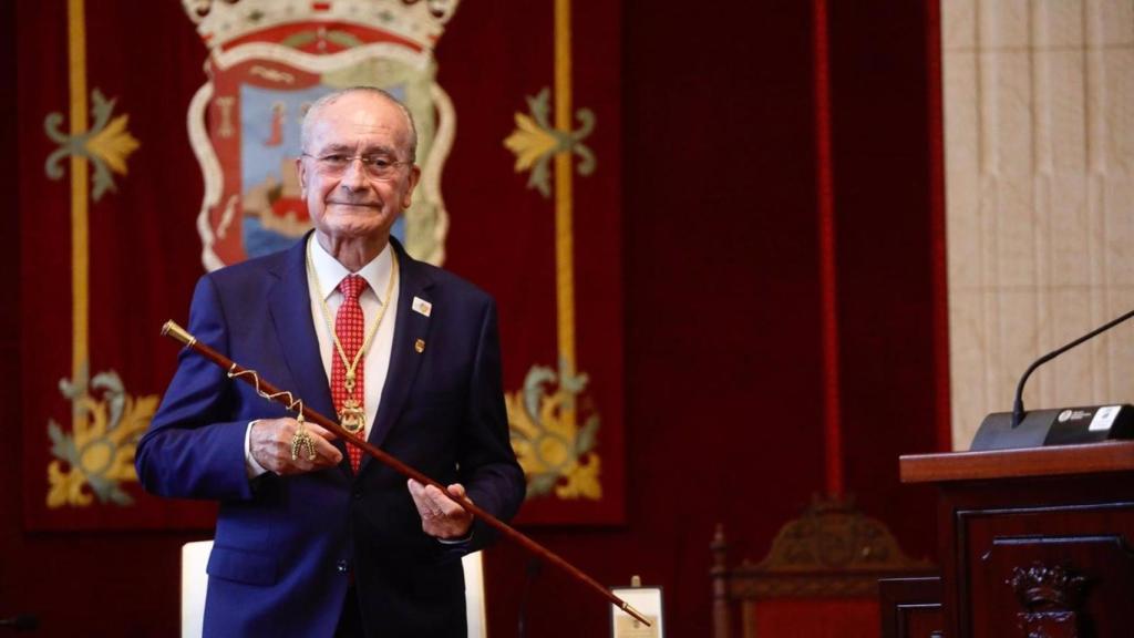 El alcalde de Málaga, Francisco de la Torre (PP), ha sido investido este sábado regidor tras lograr mayoría absoluta en la pasadas elecciones municipales.