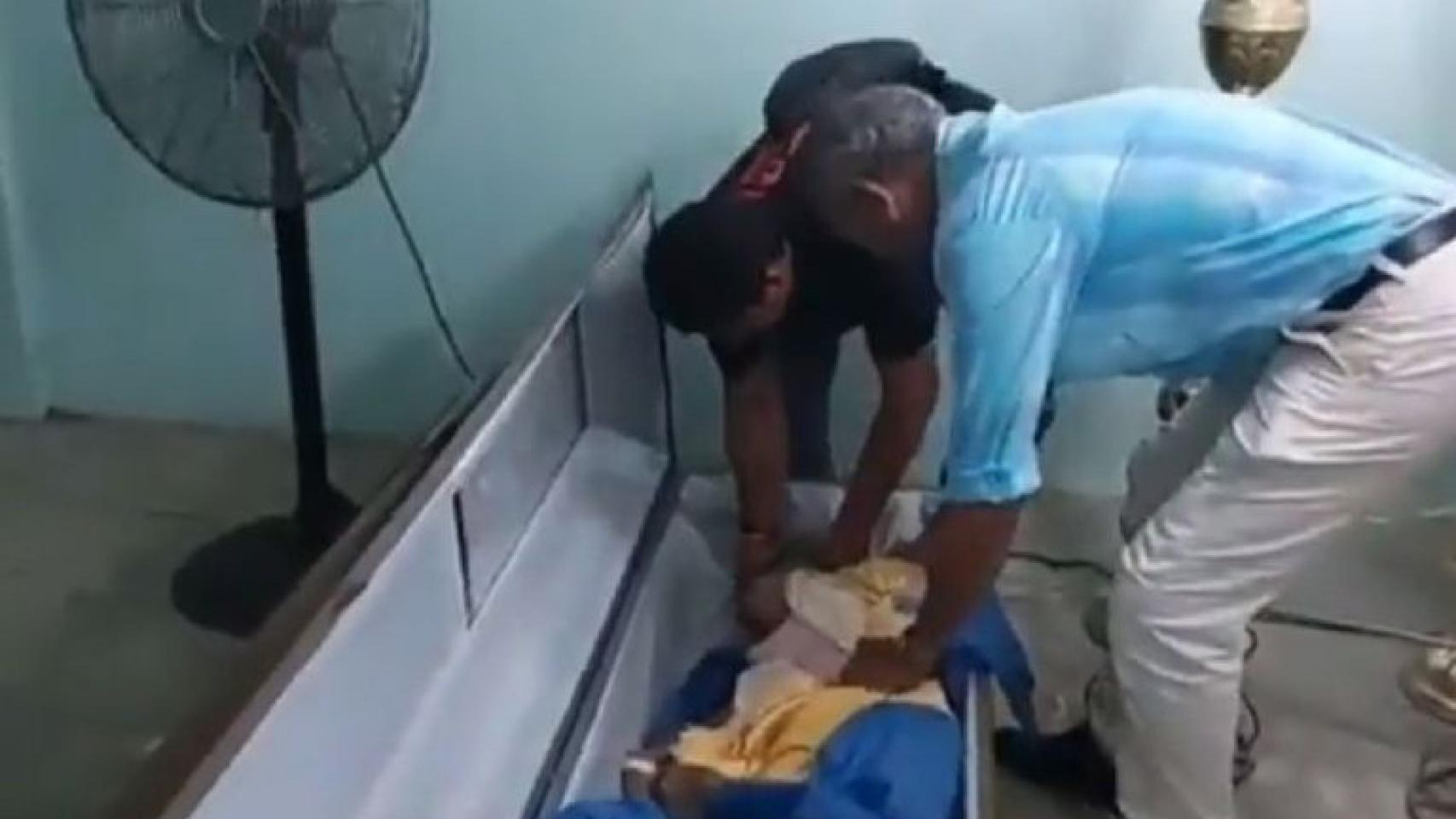 Momento en el que se dan cuenta que la mujer está viva
