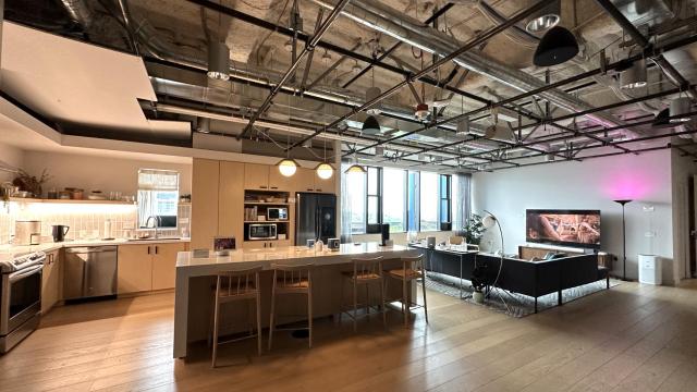 Cocina y salón del Home Lab de Amazon