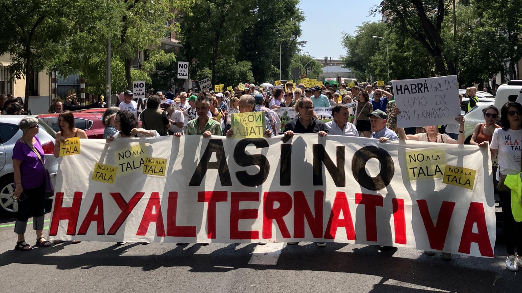 Manifestación en la calle Áncora contra la tala, este sábado, en Madrid.