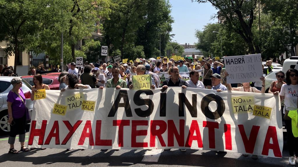 Manifestación en la calle Áncora contra la tala, este sábado, en Madrid.