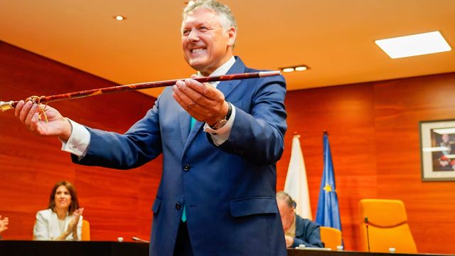 Telmo Martín, alcalde de Sanxenxo, muestra el bastón de mando a los asistentes a la sesión plenaria.