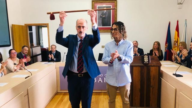 Jesús Vázquez Almuíña levanta el bastón de mando en la sesión de investidura.
