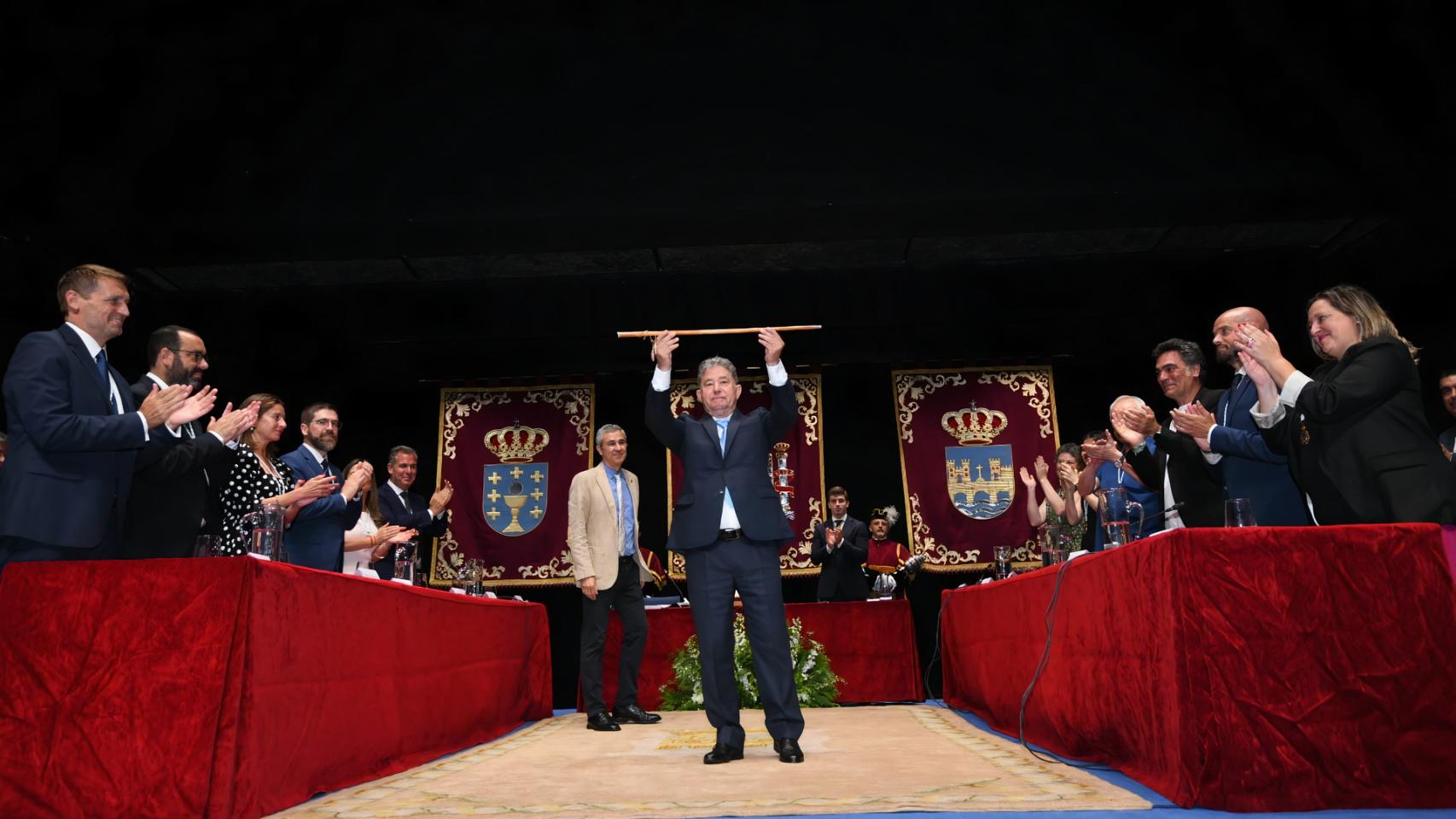 Miguel Anxo Fernández Lores sostiene el bastón de mando.