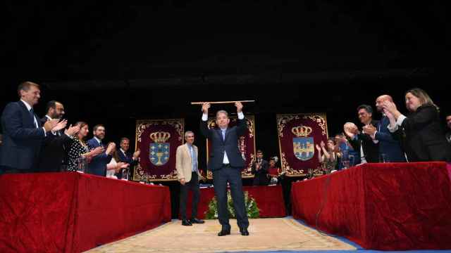 Miguel Anxo Fernández Lores sostiene el bastón de mando.
