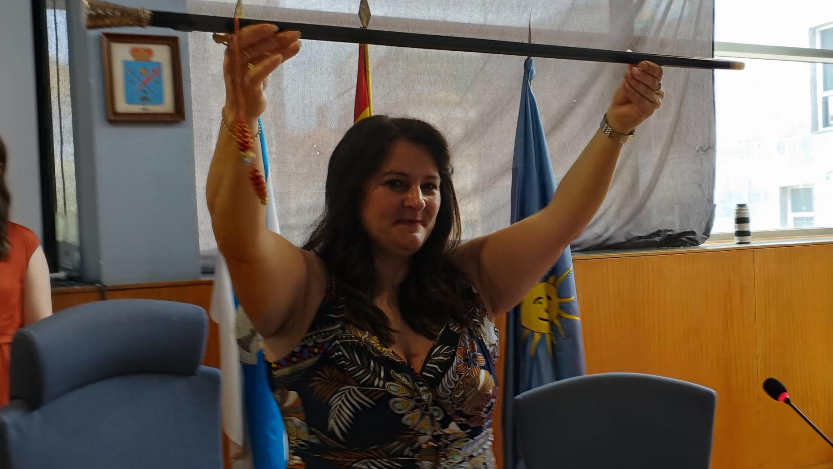 La nueva regidora sostiene el bastón.