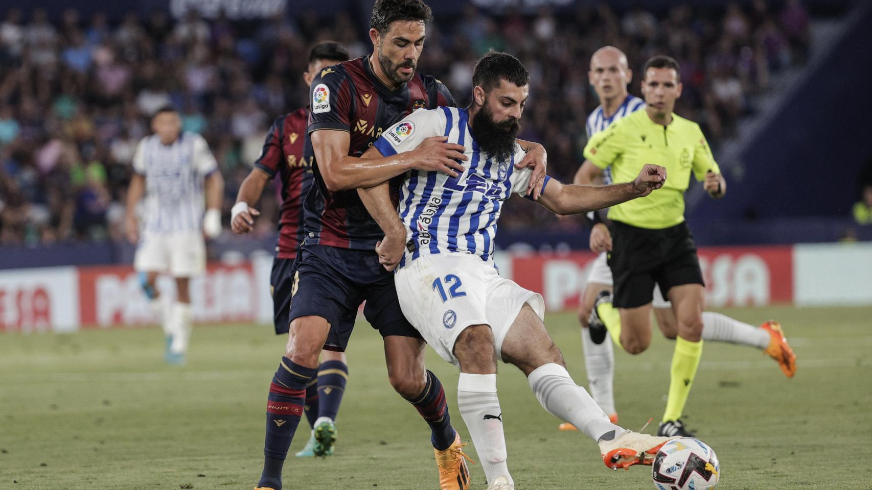Iborra (Levante) pelea el balón ante Villalibre (Alavés).