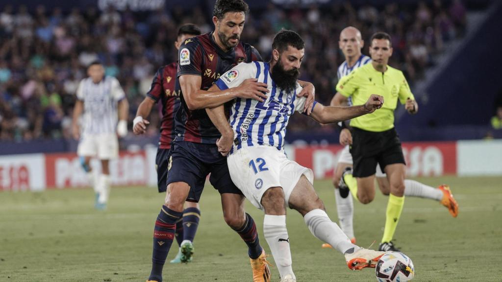 Iborra (Levante) pelea el balón ante Villalibre (Alavés).