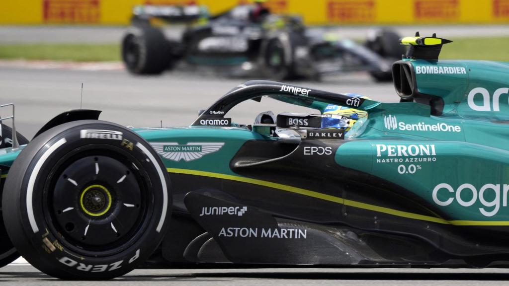 Fernando Alonso, en el GP de Canadá 2023, perseguido por Lewis Hamilton