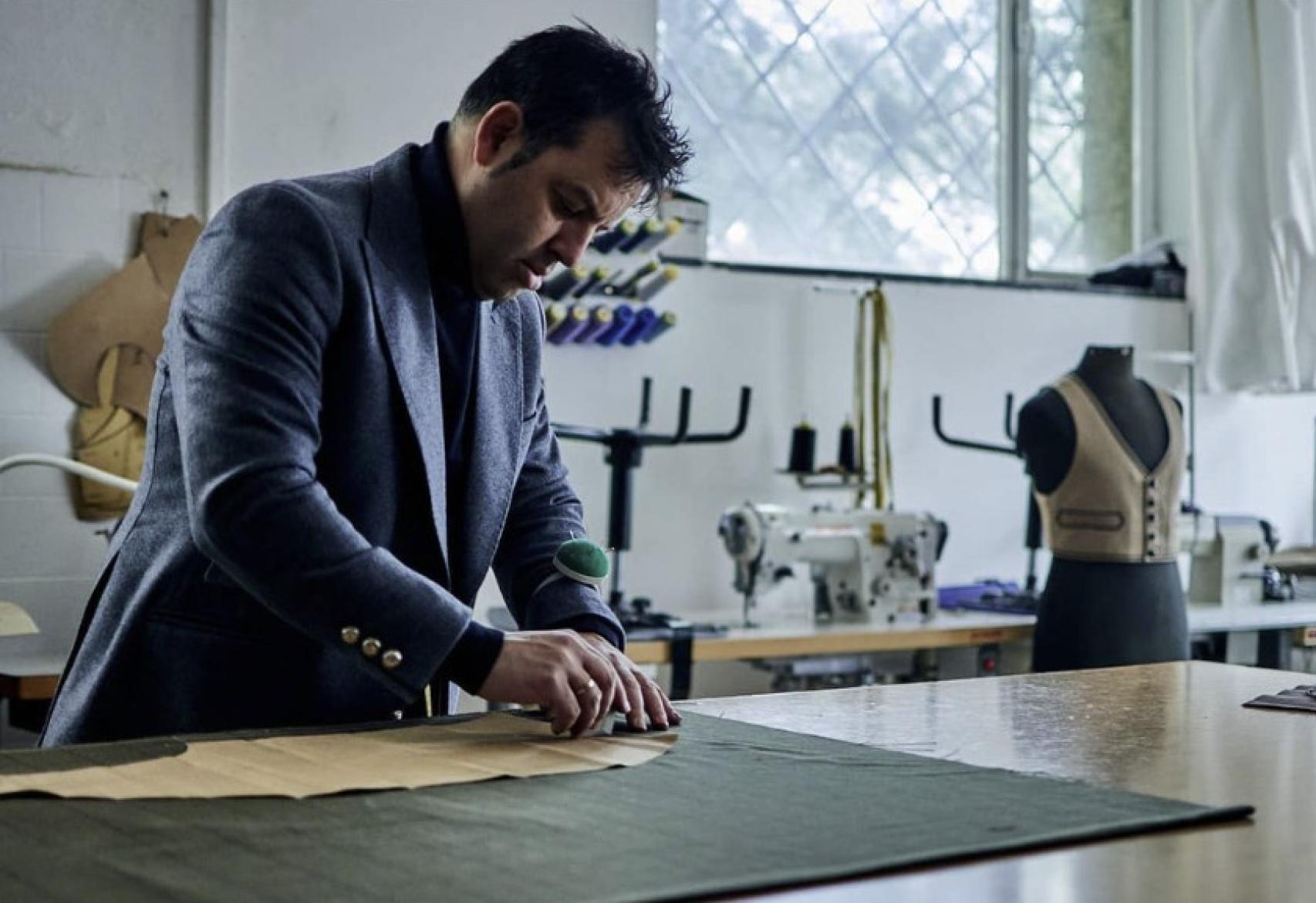 Raúl Rodríguez trabajando en la sastrería