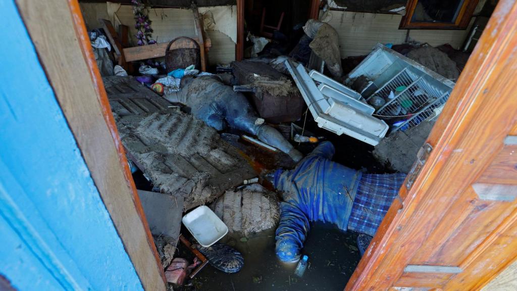 Cuerpos de varios civiles en una casa inundada en la ciudad de Hola Prystan (Jersón).