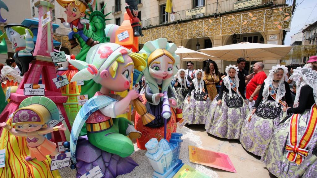 'Geoda', la hoguera oficial con la que Alicante rinde homenaje a los periodistas radiofónicos locales