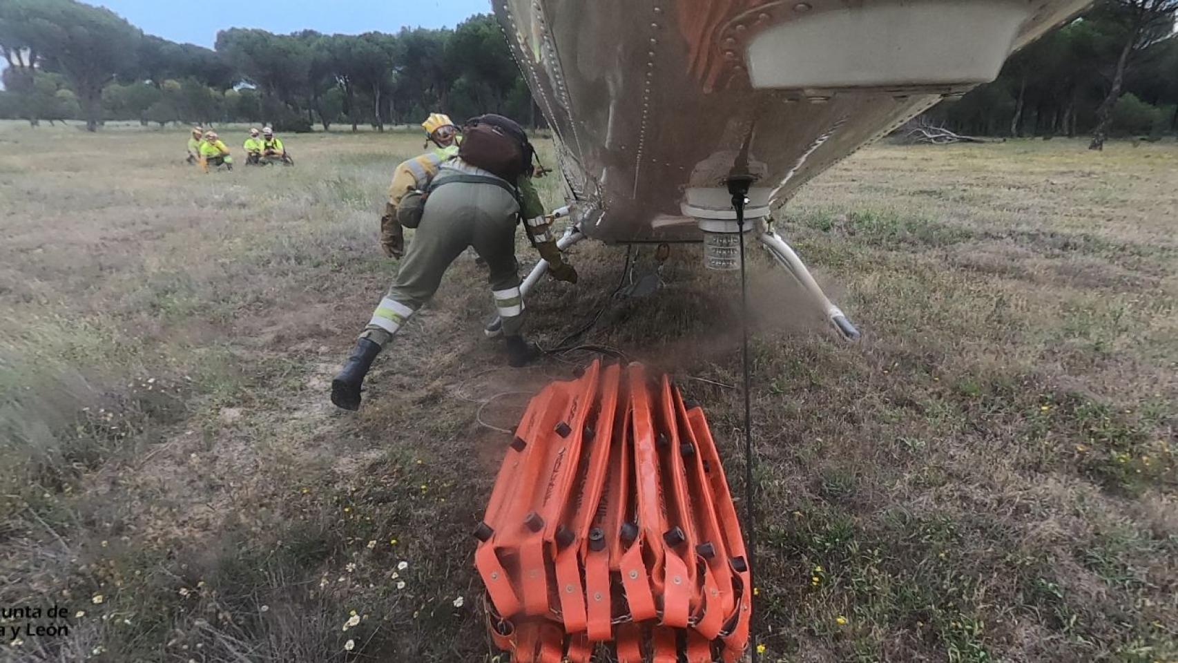 La cuadrilla desciende y coloca el bambi en el incendio en Montejo de Arévalo