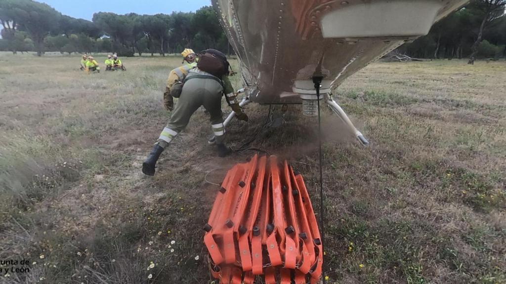 La cuadrilla desciende y coloca el bambi en el incendio en Montejo de Arévalo
