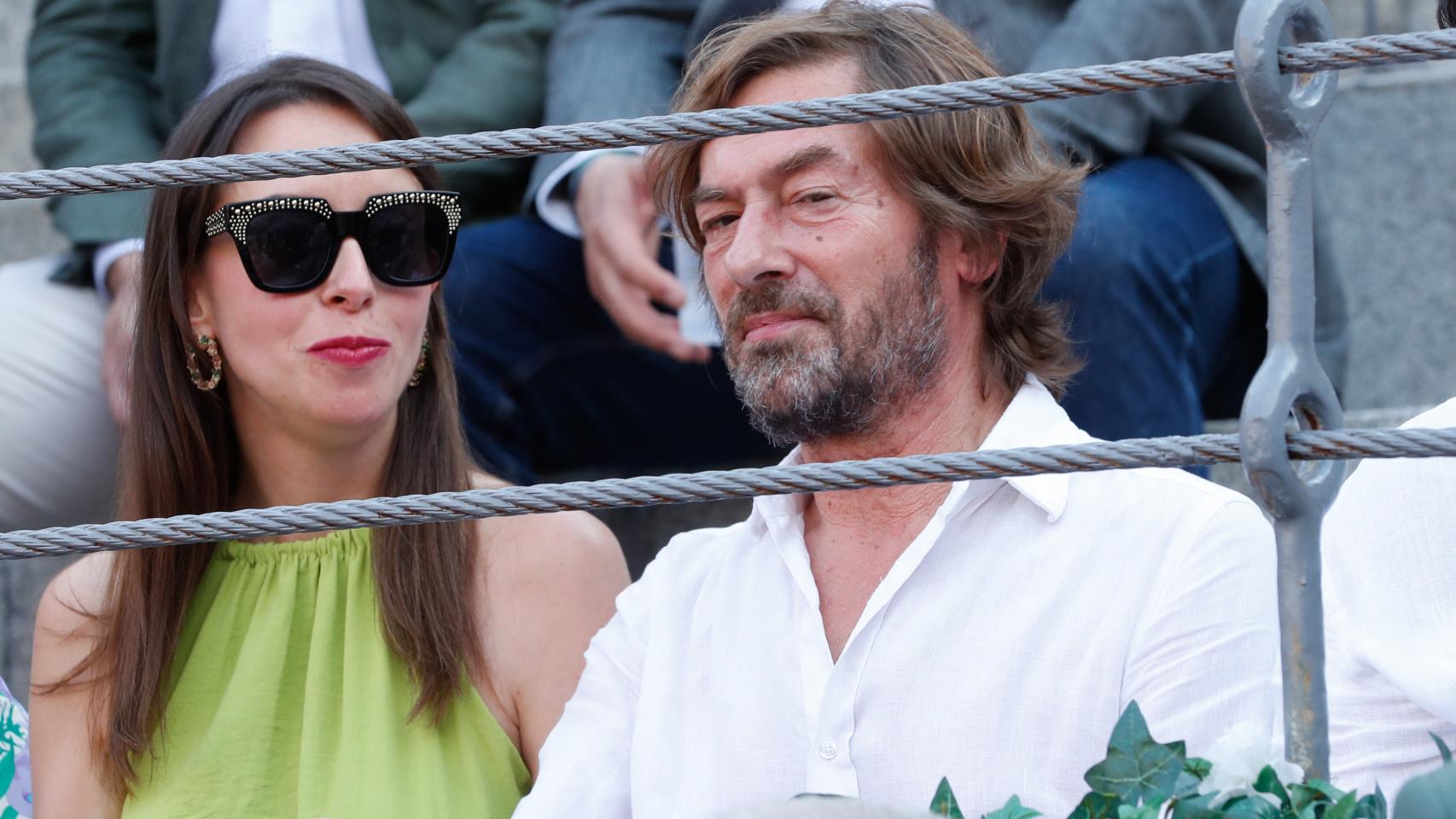 Santiago Pedraz y su novia.