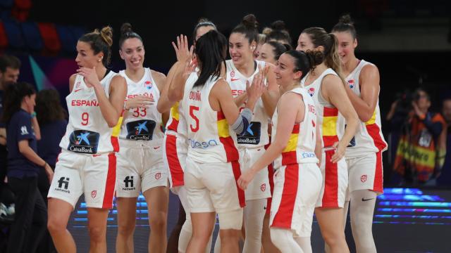 Las jugadoras de España celebran la victoria frente a Grecia.
