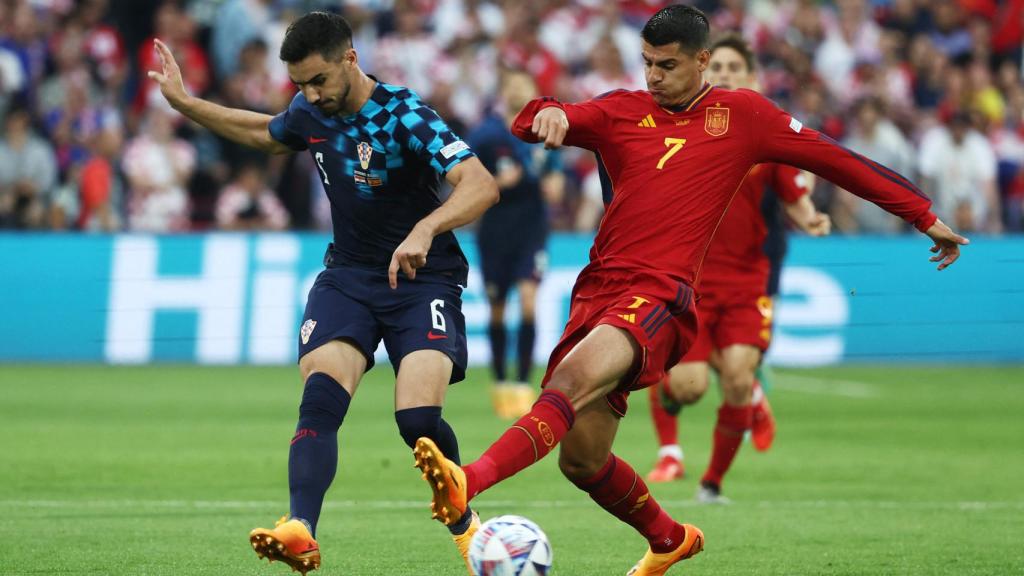 Morata pelea el balón ante Josip Sutalo en la final de la Nations League.