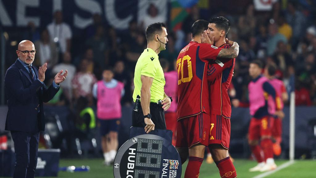 Álvaro Morata siendo sustituido por Joselu en la segunda parte.