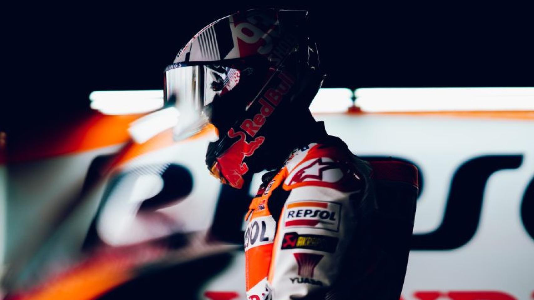 Un cabizbajo Marc Márquez, en el box del equipo Repsol Honda en Sachsenring.