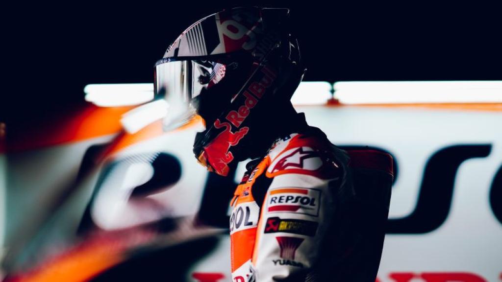 Un cabizbajo Marc Márquez, en el box del equipo Repsol Honda en Sachsenring