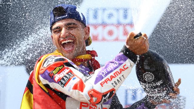 Jorge Martín celebra su victoria en el GP de Alemania, en el circuito de Sachsenring.