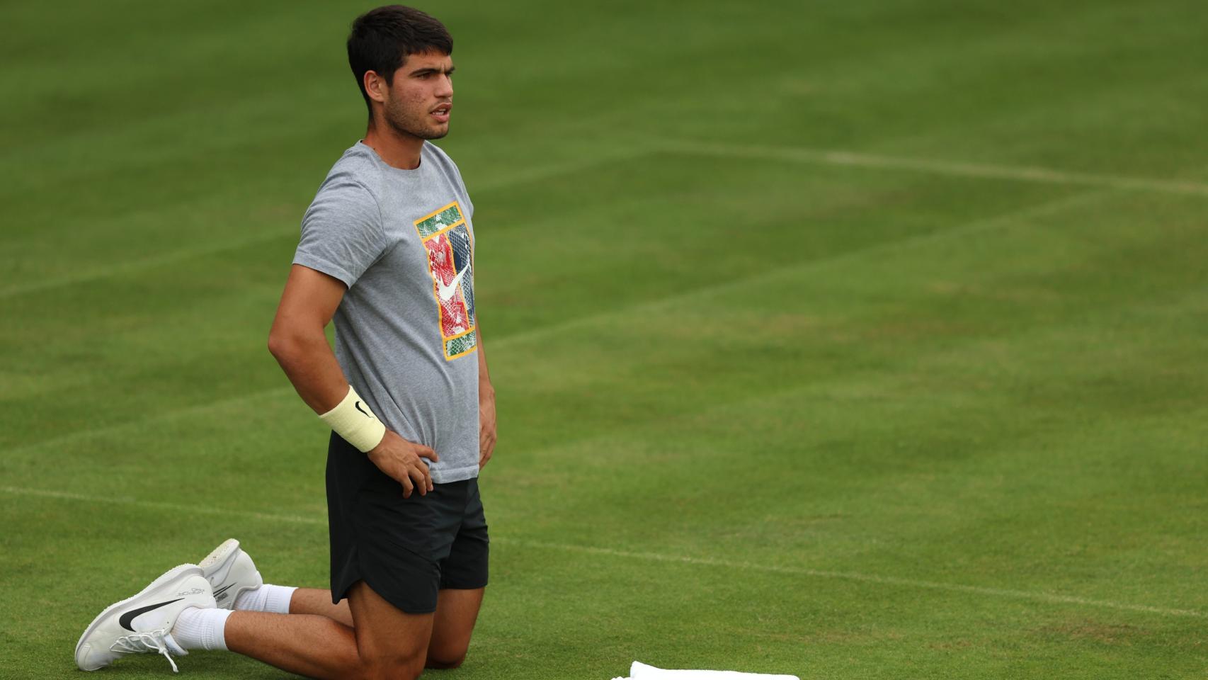 Carlos Alcaraz entrenando en Queen's.