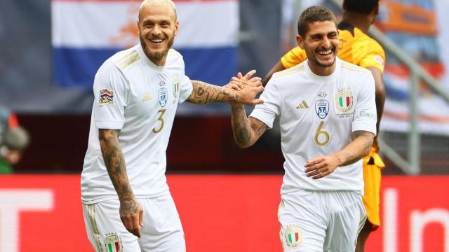 Federico Dimarco, celebrando con Marco Verratti su gol en el Países Bajos - Italia de la UEFA Nations League