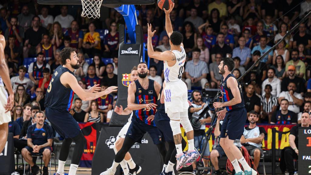 Los jugadores del Barça, mirando el lanzamiento de Williams-Goss en el segundo partido de la final de la ACB
