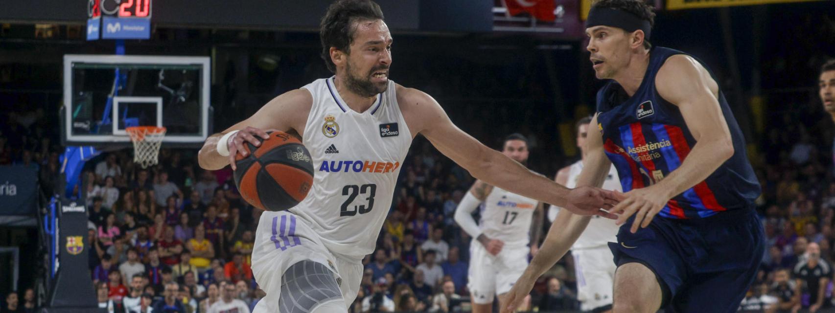 Sergio Llull, ante Kyle Kuric en El Clásico del segundo partido de la final de la ACB 2022/2023