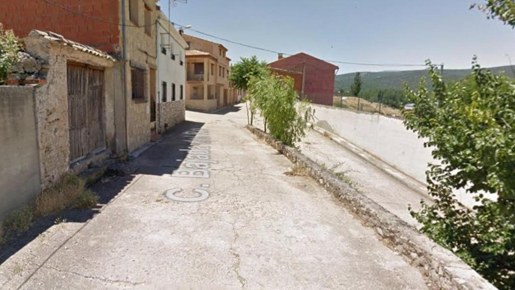 Calle Bajada del Río de la localidad conquense de Cañamares