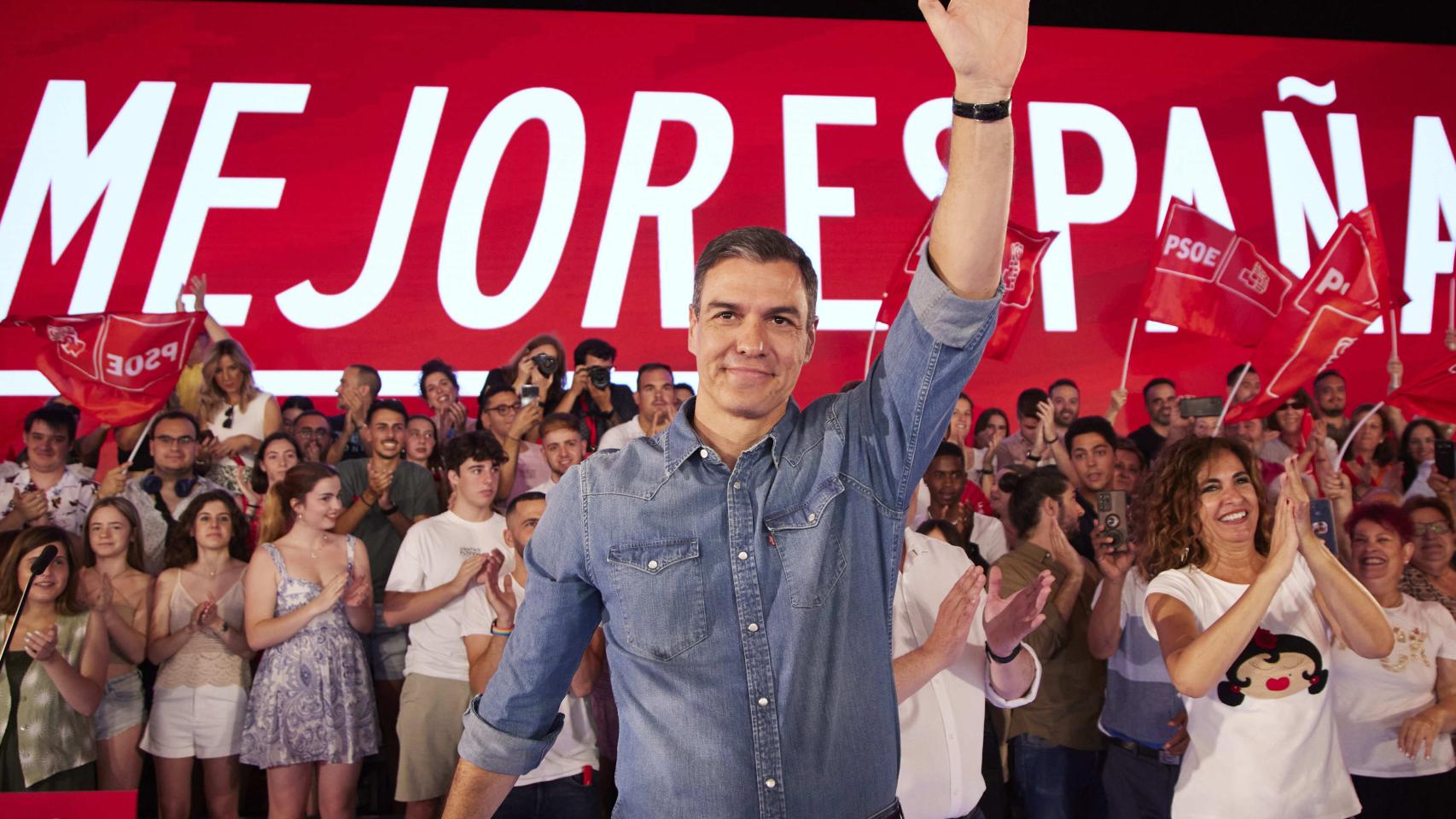 El presidente del gobierno de España y secretario general del PSOE, Pedro Sánchez, durante el acto público en la caseta municipal de Dos Hermanas.