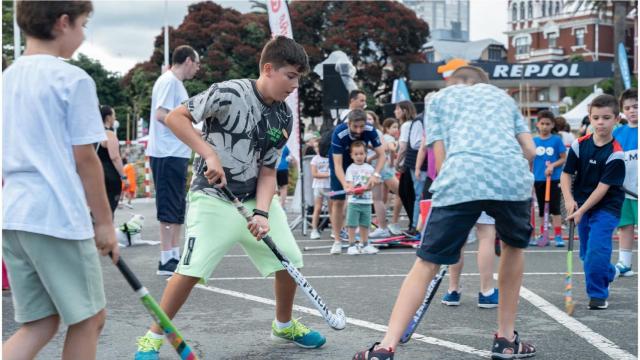 Varios niños practican hockey