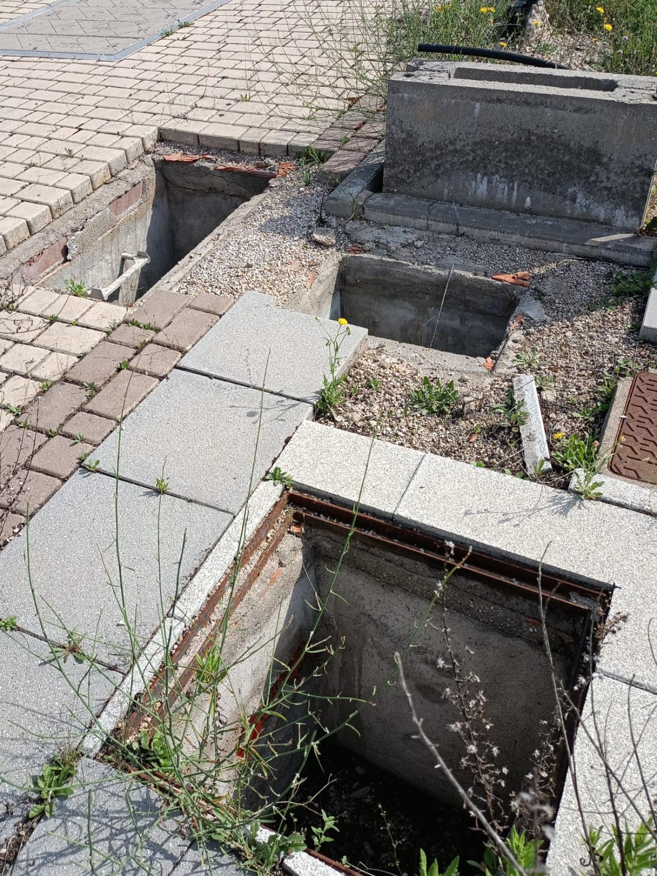 Varias arquetas abiertas en la urbanización de Valdeluz