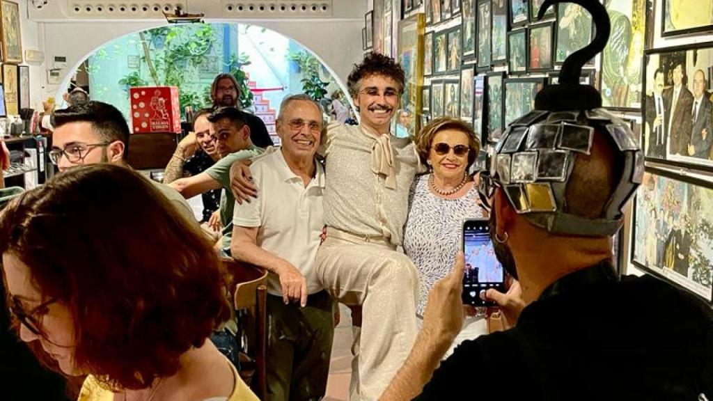 Canco disfruta junto a sus padres y compañeros en El Pimpi.
