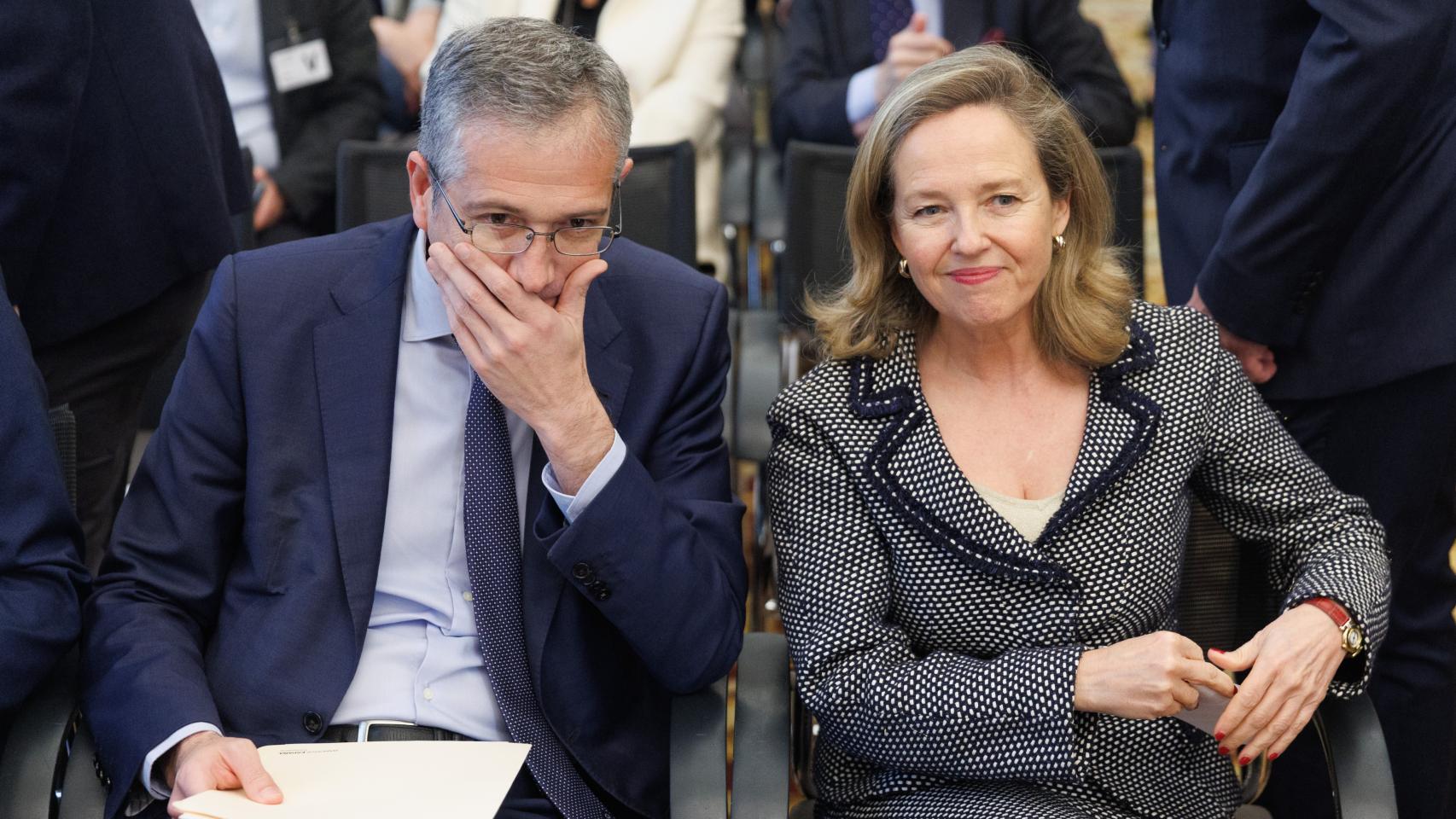 La vicepresidenta primera y ministra de Asuntos Económicos y Transformación Digital, Nadia Calviño, y el gobernador del Banco de España, Pablo Hernández de Cos, durante la primera edición de los Premios de Periodismo de la Asociación de Periodistas de Información Económica (APIE).