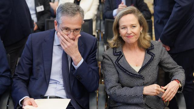 La vicepresidenta primera y ministra de Asuntos Económicos y Transformación Digital, Nadia Calviño, y el gobernador del Banco de España, Pablo Hernández de Cos, durante la primera edición de los Premios de Periodismo de la Asociación de Periodistas de Información Económica (APIE).