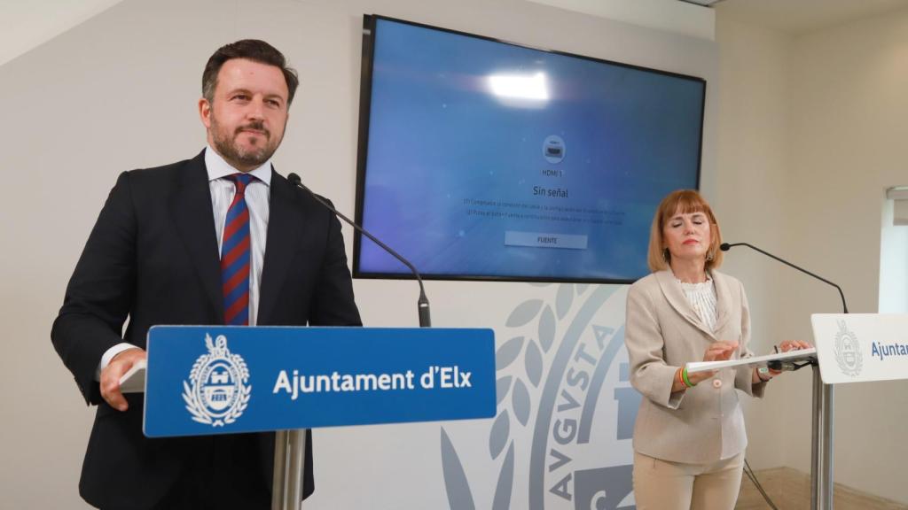 El alcalde de Elche, Pablo Ruz (PP) y su socia de Gobierno, Aurora Rodíl (Vox), hoy en el Ayuntamiento.