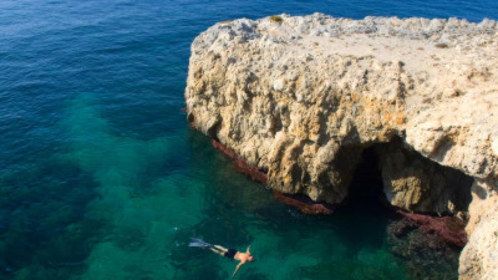 Un bañista en una de sus calas.