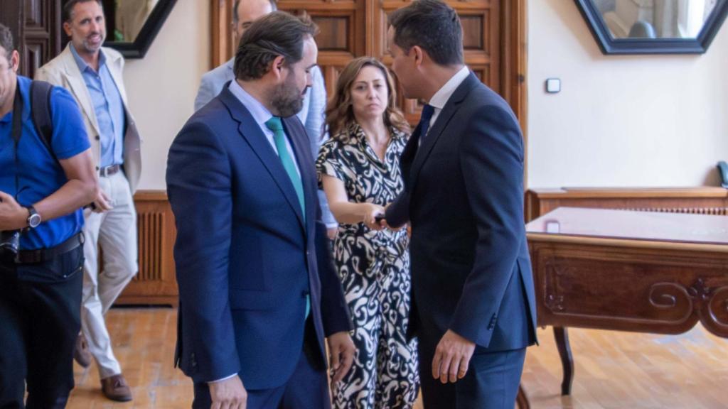 Sonia Casado, en segundo plano, este lunes junto a Velázquez y Paco Núñez.