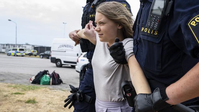 La Policía arresta a Greta Thunberg mientras los activistas de Ta Tillbaka Framtiden bloquean la entrada a Oljehamnen (Malmö).