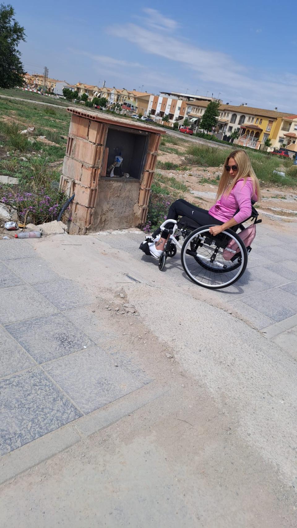 Teresa, este lunes, rodeando el hormigón que le han puesto al cable de las obras del residencial que supuestamente le causó la caída.