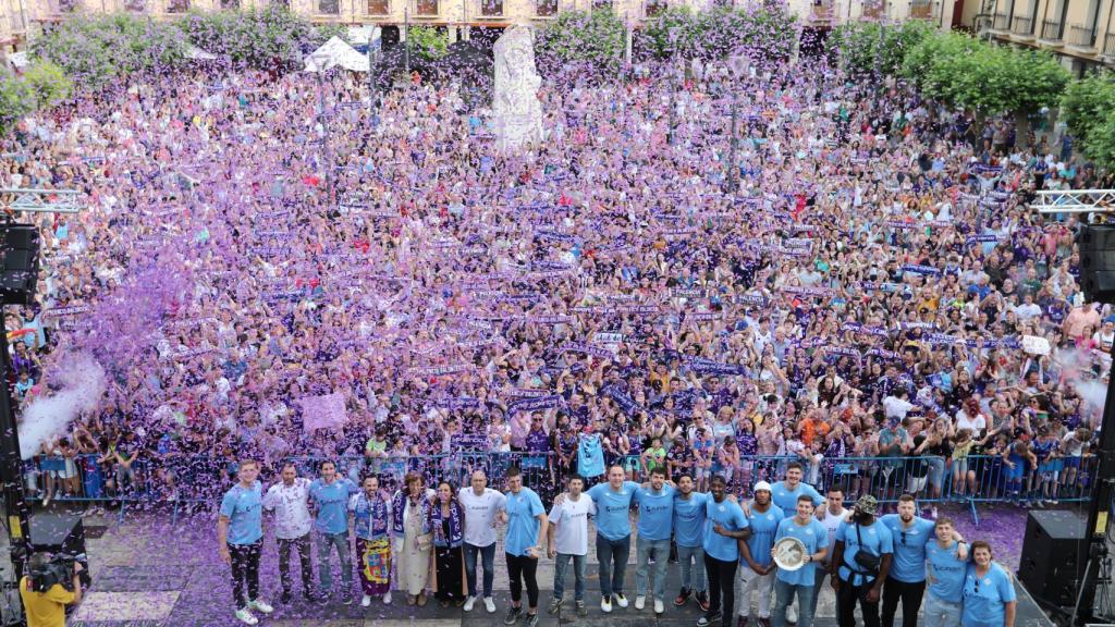 Una plaza Mayor abarrotada celebra junto al Zunder Palencia su ascenso a ACB