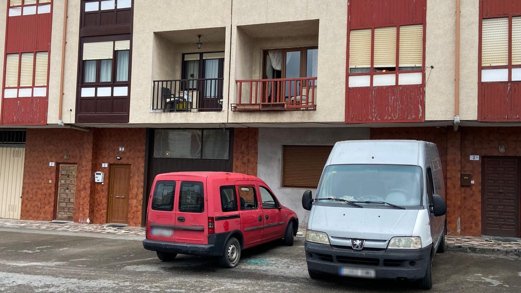 La furgoneta roja de los agresores continúa aparcada en Bárcena de Cicero