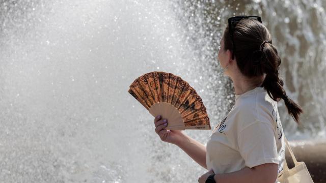 Una persona observa una fuente de agua en Valencia, la semana pasada.