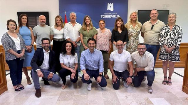 Eduardo Dolón, alcalde de Torrevieja con mayoría absoluta, con su nuevo equeipo de Gobierno.