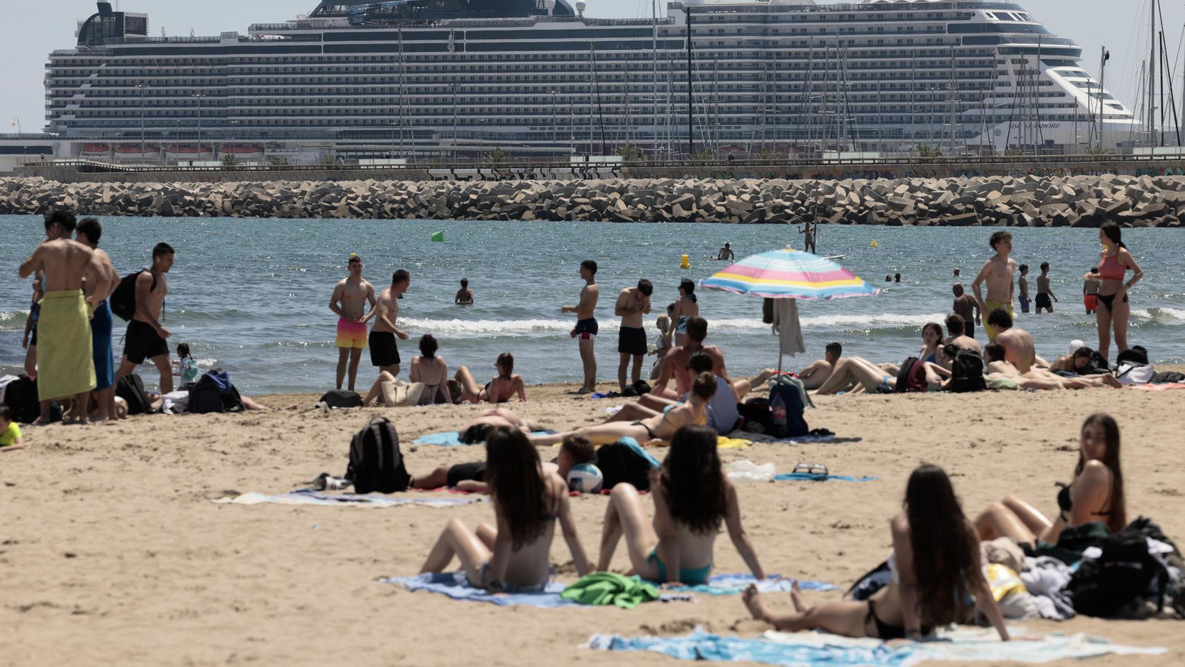 Playa valenciana con un crucero, la semana pasada.