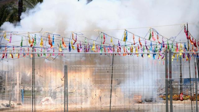 Un momento de la mascletà de Fuegos Artificiales del Mediterráneo que ha quedado fuera del concurso.