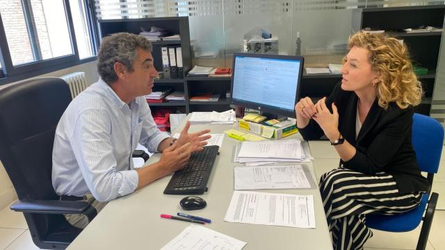 El abogado de la Cámara de Comercio de Valladolid y la directora general de Vivienda, Arquitectura, Ordenación del Territorio y Urbanismo de la Junta de Castilla y León, María Pardo, en la visita a la oficina de okupación