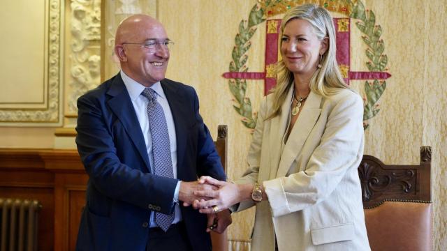 Comparecencia conjunta del alcalde, Jesús Julio Carnero, y la primera teniente de alcalde, Irene Carvajal, para explicar el acuerdo PP-Vox para Valladolid