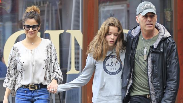 Luna Lozano junto a sus padres, Carlos Lozano y Mónica Hoyos.